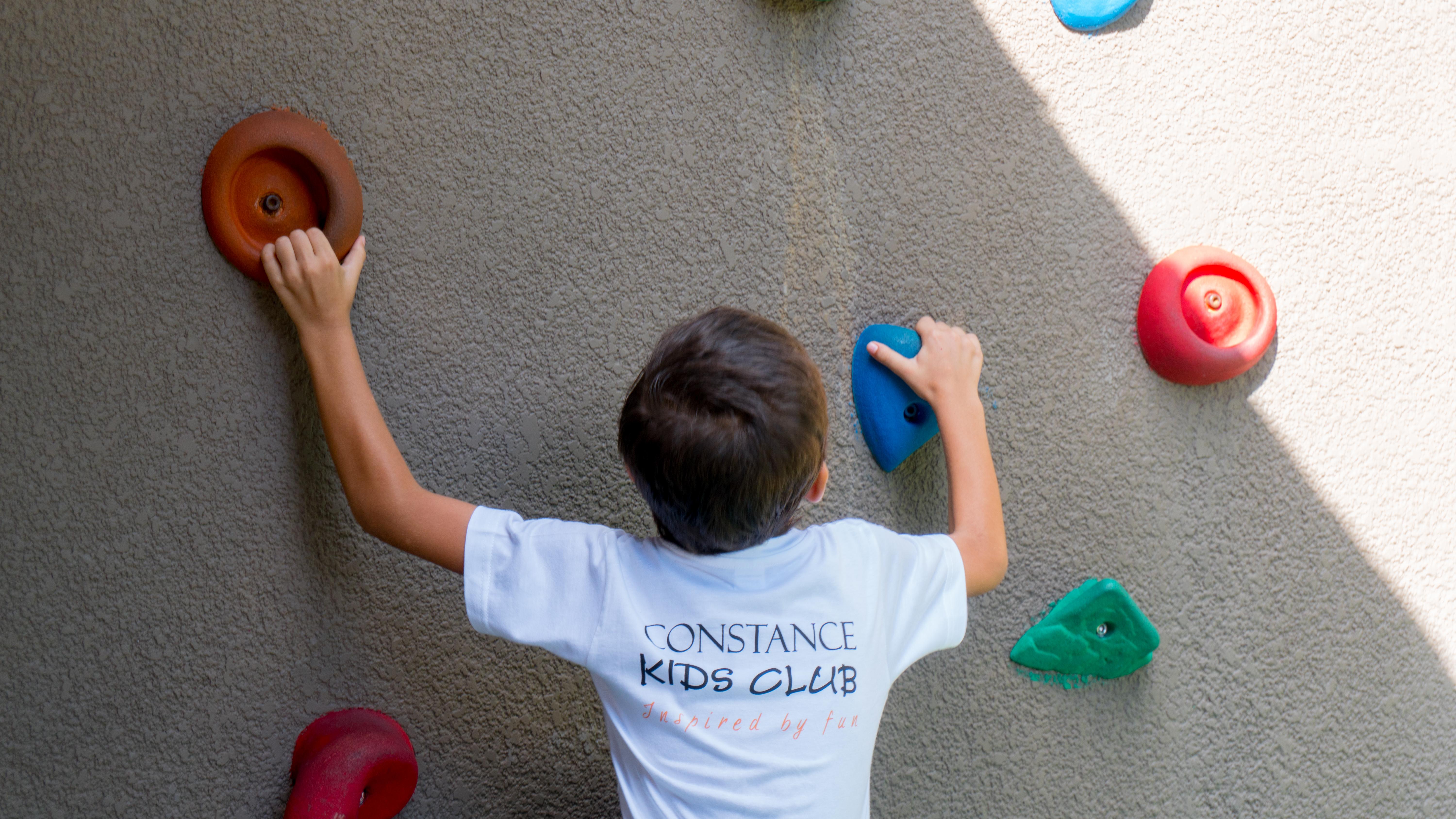 فندق كونستانس إيفيليا بوغْ غْلو المظهر الخارجي الصورة A child climbing a wall