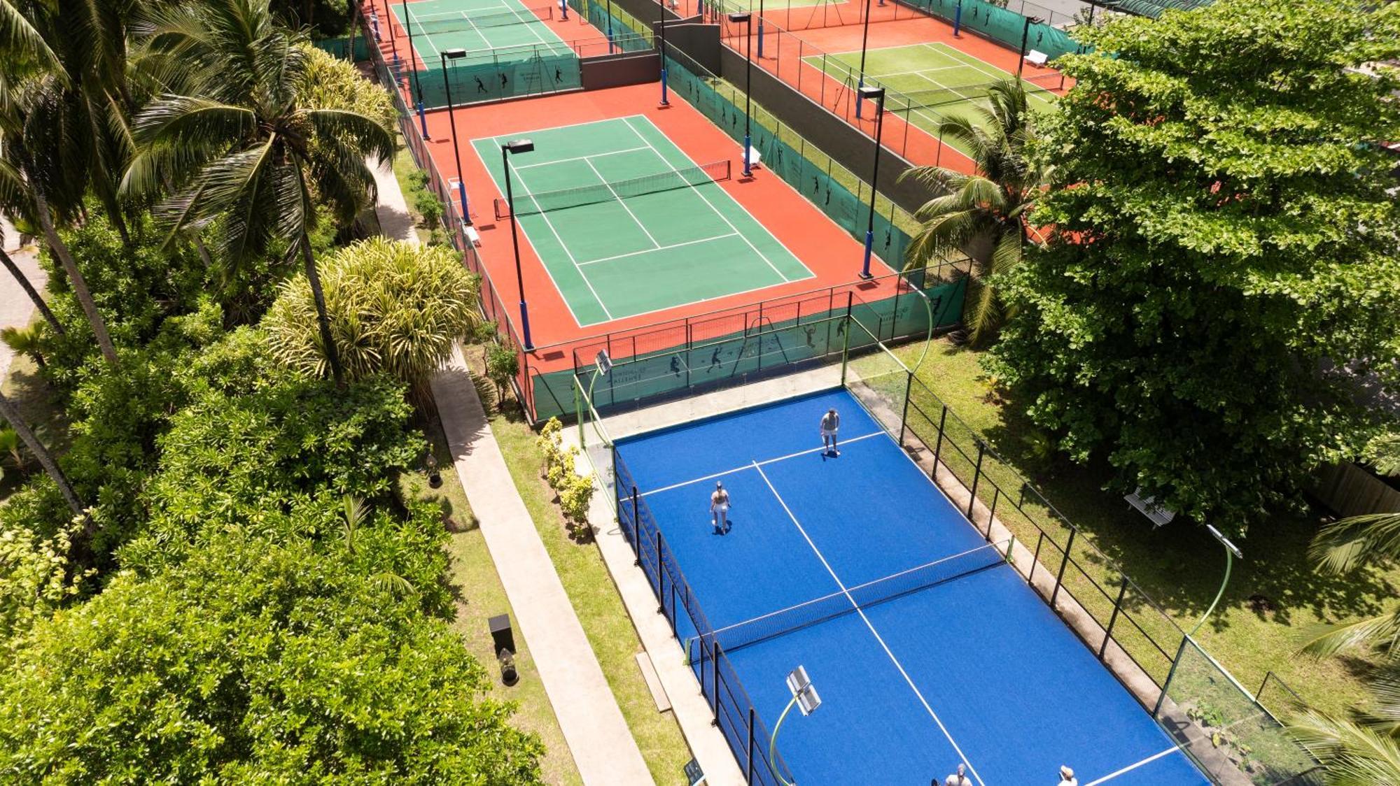 فندق كونستانس إيفيليا بوغْ غْلو المظهر الخارجي الصورة Tennis courts at the club